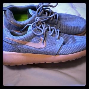 Nike gray & peach roshe run